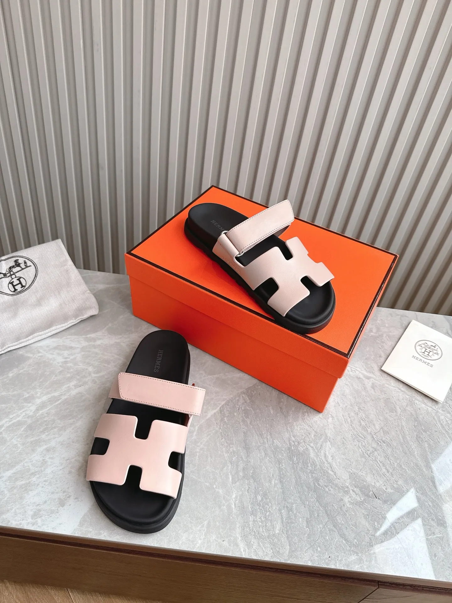 p480🐮🐮Couple model (top version) H family 2024 spring and summer new style HERMES Hermes' recently popular couple model pig nose angle sandals and slippers, paired with various colorful socks, popular. Upper: imported original deerskin (the genuine leather edging is not ordinary super migration). Lining: imported genuine leather. Outsole: Tpu non-slip and wear-resistant outsole. Size: Female 35-42 (40/42 non-returnable and non-exchangeable) Male size: 39-45 (45 non-refundable and non-exchangeable)